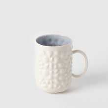 Görseli Galeri görüntüleyiciye yükleyin, Justine Kulplu Latte Fincanı, Beyaz & Mavi