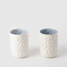 Görseli Galeri görüntüleyiciye yükleyin, Justine Kulpsuz Latte Fincanı, Beyaz & Mavi