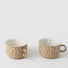Görseli Galeri görüntüleyiciye yükleyin, Justine Kulplu Cappuccino Fincanı, Bej & Beyaz