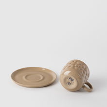 Görseli Galeri görüntüleyiciye yükleyin, Justine Kahve Fincanı ve Tabağı, Bej & Beyaz