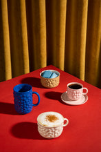 Görseli Galeri görüntüleyiciye yükleyin, Justine Kulplu Cappuccino Fincanı, Bej &amp; Beyaz

